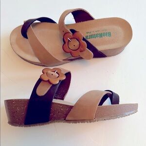 BioNaturaTan and Black Floral Sandals Made in Italy Size 7 NWOT 2 Inch Wedge